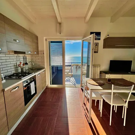 Alba Suite-rome Airport Fco-fronte Mare Lägenhet